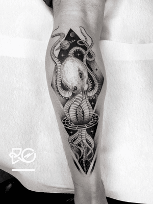 By RO. Robert Pavez • The Kraken Trip 🐙 • Done in studio ZOI TATTOO • Stockholm 🇸🇪 2018 #engraving #dotwork #etching #dot #linework #geometric #ro #blackwork #blackworktattoo #blackandgrey #black #tattoo #fineline