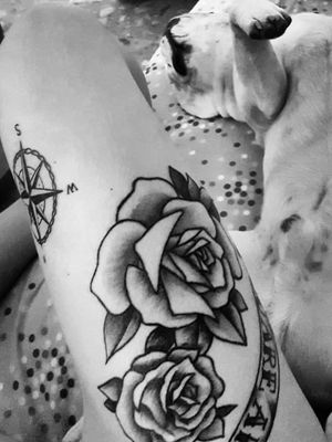 RoseNastro con scritta "you are art"Rosa dei venti#tatted #tattooart #rosestattoos #windrose #YouAreArt #tattooaddict 