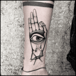 #totemica #tunguska #black #signlanguage #hand #eye #barbedwire #tattoo #lagtattoos #vicenza #italy #blacktattooart #tattoolifemagazine #tattoodo #blackworkers #blackwork 