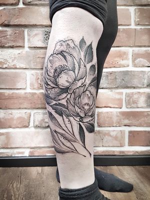 Freehand flower tattoo. #zpointtattoo #sashazpoint #graphictattoo For more of my tattoos check out https://www.facebook.com/Zpointt/ Or https://www.instagram.com/zpointsasha 