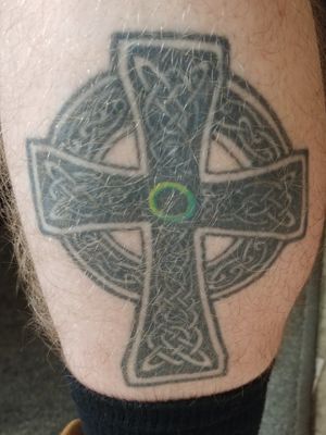 2nd tattoo. Disregard all the hair, and it looked better before i gained weight 😂😂 #celticcross #irish #celtic #leg #detailed #2ndtattoo