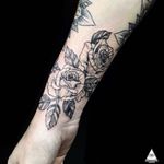 Rosas para fazer o restante do fechamento de braço. Curtiu? Contatos: 55 11 9.9377-6985 E-mail: ericskavinsk@gmail.com  Ou via direct.  Apoio: @extremeskincare . . #ericskavinsktattoo #extremeskincare #flor #flores #tattoonobraço #flowertattoo #rosetattoo #tatuagemderosa #rastelado #whipshaded #blackwork #tatuagemdelicada #delicatetattoo #inked #tattooworkers #electrickinkpen #electrickink #electrickinkbr #tattoodoapp #tattoodo #mktpop