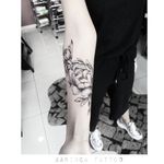 🌸 Instagram: @karincatattoo #karincatattoo #arm #flower #tattoo #ink #tattooed #tattoos #tattoodesign #tattooartist #tattooer #tattoostudio #tattoolove #tattooart #istanbul #turkey #dövme #dövmeci #design #girl #woman 