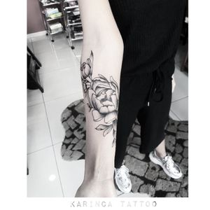 🌸Instagram: @karincatattoo #karincatattoo #arm #flower #tattoo #ink #tattooed #tattoos #tattoodesign #tattooartist #tattooer #tattoostudio #tattoolove #tattooart #istanbul #turkey #dövme #dövmeci #design #girl #woman 