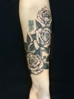 Instagram @amandaclemes #tattoo #roses #flowers #inked #rosestattoo #flowertattoo #inkedgirls #santacatarina #rosetattoo #rosa #tattoos #blackink #tatuagem #rosas #rosetattoo #tattootrip #flowerstattoo #neotrad #tattoojoinville #tattoofloripa #brasil #tatuadorasbrasileiras #TatuadoraBrasileira #tatuadoresbrasileiros #tatuagem 