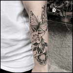 #totemica #tunguska #black #butterfly #rose #botanic #entomology #tattoo #holdfasttattoostudio #finaleligure #italy #blacktattooart #tattoolifemagazine #tattoodo #blackworkers #blackwork 
