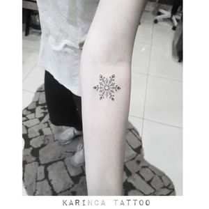 Snowflake ❄Instagram: @karincatattoo #karincatattoo #snowflake #tattoo #tattoos #tattoodesign #tattooartist #tattooer #tattoostudio #tattoolove #tattooart #tattooz #inked #art #snow #small #minimal #little #tiny #dövme #dövmeci #design #girl #woman #istanbul #turkey 