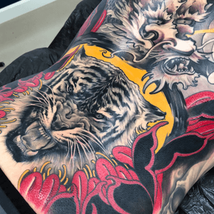 Tiger dragon backpiece:) #tattoodo #inkjecta #wearesorrymom #killerinktattoo #tiger #dragon  #irezumi