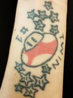 This is my first one, it's not the prittyest one still it means alot to  me. I'm so sorry i don't remebre the name of the aprantice at that time and he worked at studio 13 in Tromsø. ...#nintendo #nintendotattoo #mushroom #marioshroom #shroom #redshroom #supermario #marioshroom #twin #twinsister #bigsister 