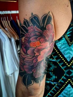 Done by @GaibottiAlessandra In @Red_house_tattoo_Livorno Whatsapp 3477804766E-mail ac_redhouse@yahoo.it Instragram   @RHTattoo_Livorno#flowerstattoo #Peonia #tattooart 
