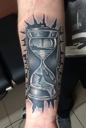 Hourglass tattoo #hourglasstattoo #HourglassTattos #hourglass #hungary #hungariantattoo #MyTattoo #blackAndWhite #blackandgrey 