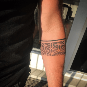 Geometric dotwork #dotwork #mandala #tattoo #floral #floraltattoo #femaleartist #dutchtattoo #cre8tiveskin #finelines #ornamental #girlswithtattoos