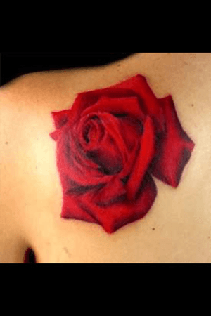I’ve been dying for a rose tattoo like this for years - no highlights but accentuating the shadows, so realistic and gorgeous. 