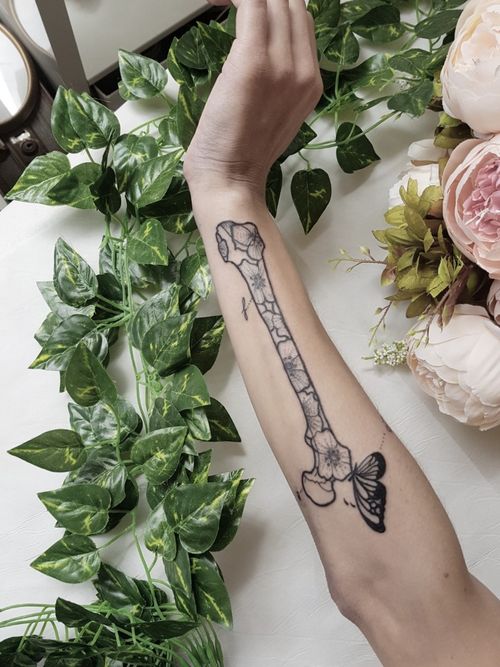 www.instagram .com/thal_ink  #tattooculturemag #blackandwhite #blackwork #thalink #tattoo #tattooart #ink #inked #engraving #belgium #brussels #tattrx #blackworksubmissions #iblackwork #tatouage #onlythedarkest #onlyblackart #inkedgirls #tttism #tattooart #art #bone #bonesandflowers #sciencetattoo #scientificillustration #skeletontattoo #flowertattoo  #belgiumtattoo 