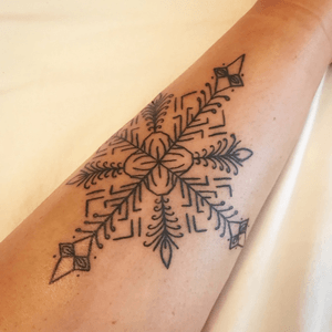 Linework mandala tattoo on shin #dotwork #mandala #tattoo #floral #floraltattoo #femaleartist #dutchtattoo #cre8tiveskin #finelines #ornamental #girlswithtattoos
