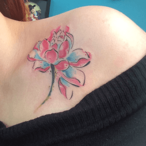 Flor de cerezo, estilo acuarela Tattoo por Diana Beltran; estudio: Start Tattoo Studio, El Salvador. 