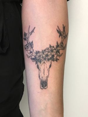 Deer skull and wild flowers 🖤