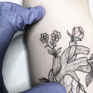 Some of the detail work 👌🔥❤️More works on my instagram: @nikita.tattoo#inked #tattoo #tattoos #tattoodesign #tattooartist #tattooart #blackworktattoo #linework #lineworktattoo #LineworkTattoos #thinline #thinlinetattoo #fineline #finelinetattoo #hearttattoo #heart #detailed #floraltattoo #flowertattoo #flowers #closeup 