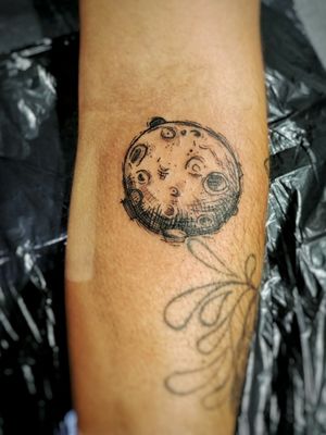 Luna 🌛 #moon #moontattoo #sketchy #sketchytattoo #modern #blackwork #linework #design #tattoodesign #flash #tattooideas