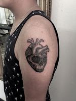 Skull Heart, tattoo I did few days ago. Booking on whatsapp +522223605806 info on my profile✌🏻🤓 #skull #heart #skulltattoo #hearttattoo #craneo #corazon #tattoo #tatuaje #HybridoKymera #ink #inked #blackwork #blackworkers #tattooedboys #inkedboys #hechoenmexico #madeinmexico #puebla #mexico #tatuadoresmexicanos #mexican @tattoodo #pueblatattoo 