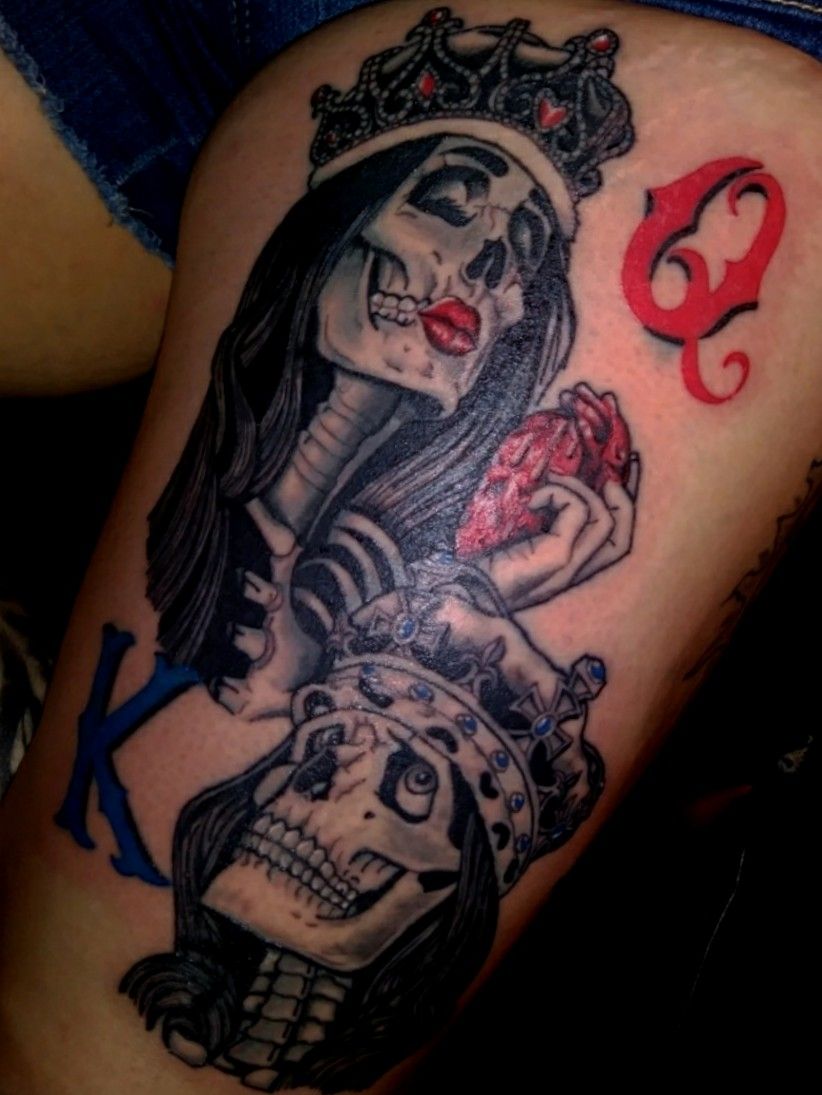 Grey Ink Skull And Queen Tattoo On Leg