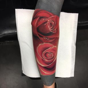 Tatuaje de Celio Macedo #CelioMacedo #MotorinkFinest #Amsterdam #fat #graphicart #flower #floral #rose #red #dew