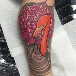 Tatuaje de Celio Macedo #CelioMacedo #MotorinkFinest #Amsterdam #fat #graphic art #color #flamingo #chrysanthemum #bird #tropical #water