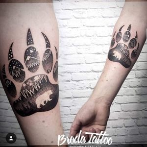 Such a lovely tattoo on my arm ❤ #paw #beartattoo #armtattoo #wildlife #nature #trees #mountain #stars #minimalistic #minimalism 