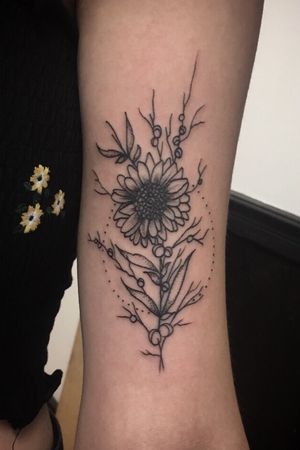 Sunflower #sunflowertattoo #dotsandlines #blacktattoo #customtattoo #tattoos #amsterdam #ink #traditional #classictattoos #traditionaltattoos #amsterdamtattoo #oldschool #amsterdamtattoos #amsterdamtattooshop #amsterdamtattooartist