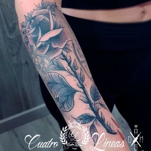 rosa para Plami! Muchas gracias! @cuatrolineastattoo ■ by@dans79_tattoo Para citas e info MD📩 📞91 259 30 20 📲689 37 35 52 📩Cuatrolineastatuaje@gmail.com #tattoo #tatuaje #carabanchel #madrid #art #love #instagood #fashion #beautiful #happy #tattooaddict #tattoopage #ink #inked #spaintattoo #tattooworkers #thebesttattooartist #inkstagram #tattoolife #tattooed #rose #tattooedgirls #armtattoo
