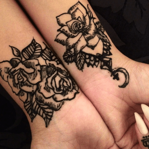 Instagram: @raeesa.azx #black #henna #tattoo #style #jagua #rose #ink #flowers #floral #leaf #moon #art #beauty #mehndi 