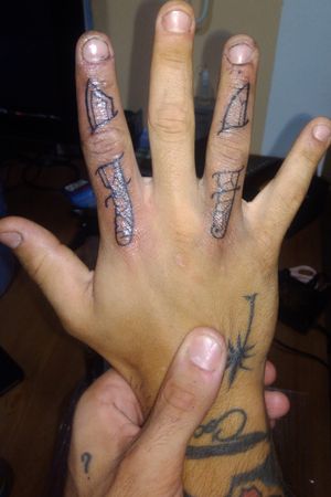 Finger tattoo dagger pugnali dita #Tattoodo #fingertattoos #daggertattoo #handtattoo #finger #hand #dagger #tattooart 