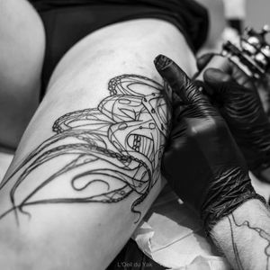 Raphe tattooing an octopus