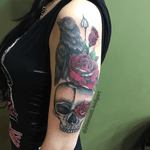Crow, skull and roses • #tattoo #tatuagem #tatuagemfeminina #skull #skulltattoo #craniotattoo #cranio #rose #rosetattoo #roses #rosas #corvo #corvotattoo #crow #crowtattoo #neotraditionaltattoo #neotradicional #neotraditional #neotrad