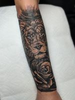 Lion and Rose done in one session 7.5 hrs. . . . . . . . . #blackandgray #liontattoo #RoseTattoo #tattoosbyrobin #newjerseytattoos #tattoodo #tattooartist 