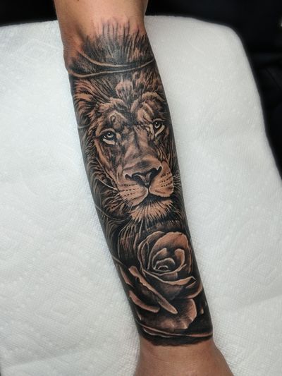 Lion and Rose done in one session 7.5 hrs. . . . . . . . . #blackandgray #liontattoo #RoseTattoo #tattoosbyrobin #newjerseytattoos #tattoodo #tattooartist 