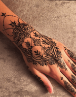 Instagram: @raeesa.azx working inspired by leeds_mehndi love this design #inspiration #black #henna #tattoo #design #floral #mehndi #jagua #art #work #ink