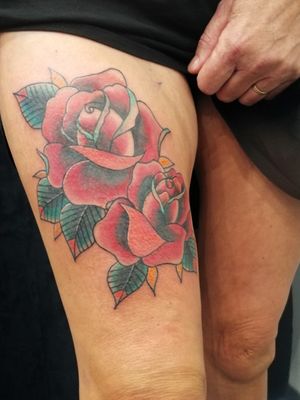 Roses are forever ! Thank you Fabienne !!! #tattooart #traditionaltattoos #rose #rosetattoo 