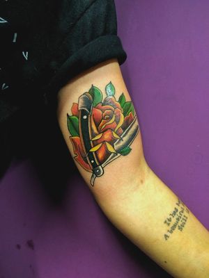 Tatuagem da ThaynaraAmor pela profissão eternizada na peleMuito obrigado pela preferência 😉#tattooroses #rosetatto #neotrad #neotraditionaltattoos #neotraditionaltattoo #neotraditional 