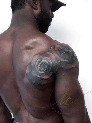 It’s always a challenge to get legible tattoos on dark skin, especially with more subtle designs :)@killahkay_fitness good luck with bodybuilding competing 💪💪💪😊.Done @lacunatattoostudio ..#tattoo #blackandgreytattoo #rose #roses #rosetattoo #realisticrosetattoo #blackandgrey #realism #realistic #blacktattoo #fitness #bodybuilding #allnatural #fit #fitliving #healthy #healthylifestyle  #flexthatshit