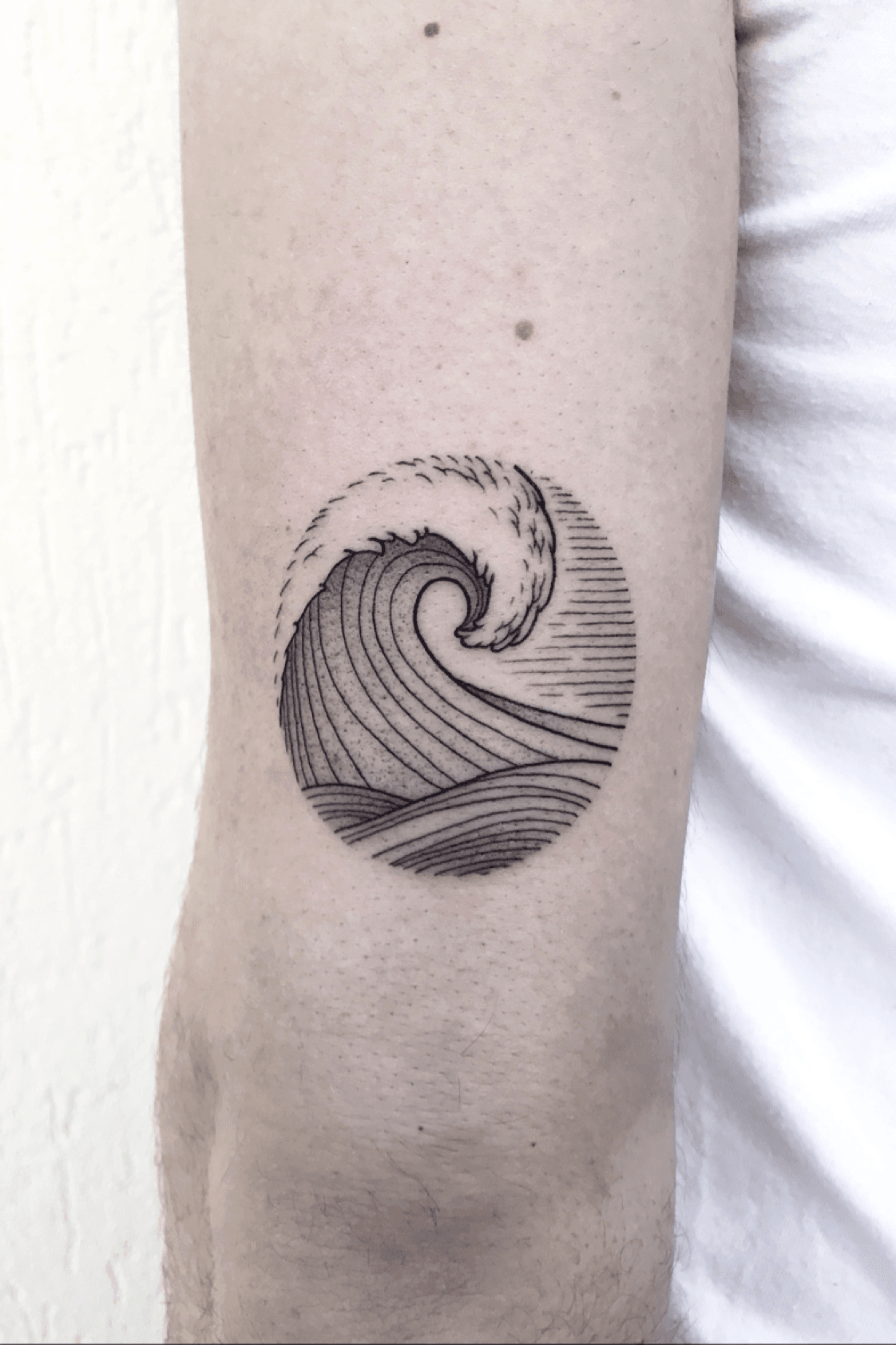 20 Powerful Wave Tattoos