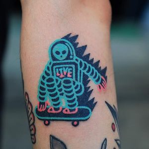 Tattoo by Zzizzi #Zzizzi #skateboardingtattoos #skatetattoos #skateboarding #skateboard #skateordie #thrasher #astronaut #alien #handpoke