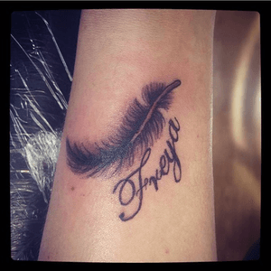 Feather I designed and tattooed  #feather #tattoo #tattooart #tattoostyle #tattoodesign #blackandwhite #shading #everafterart #name #nametattoo #eternalink 