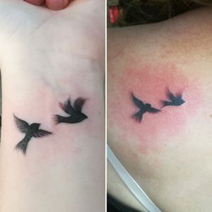 Mother and daughter matching tattoos 😍😀👍🏻✌🏻#motheranddaughter #birdtattoo #matchingtattoos #smalltattoos #smalltattoo 