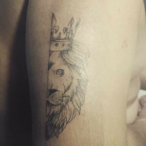 Tattoo leão com 👑