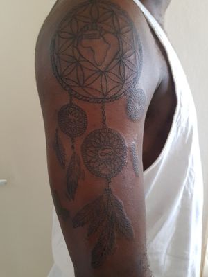 Tattoo bras homme #cover #tattoo #tattooboy #tatouage #ink #dreamcatcher #dreamcatchertattoo #feathers #inifinity #seedsoflife #attraperevetattoo #attrapereve #plume #infiny #fleurdevie #nantes #vevey #tatoueuse 