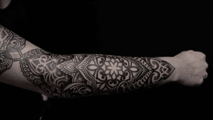 added this forearm ornamental piece to an ongoing sleeve .thank you for looking.www.obi1art.comhttps://www.facebook.com/obi1art/on Instagram as obi1.0 #mandalatattoo #dotworktattoo #obitattoo #mandalatattoo #indiantattoo #hennatattoo #kolkatatattoo #germanytattoo #mannheimtattoo #wip #fullsleevetattoo #tatowierung #ink #tttism #tattoodo #londontattooconvention @trust_mannheim @cleanyskin_tattoo_wipes @squidster_skinmarker @tatowiermagazin @tattoolifemagazine