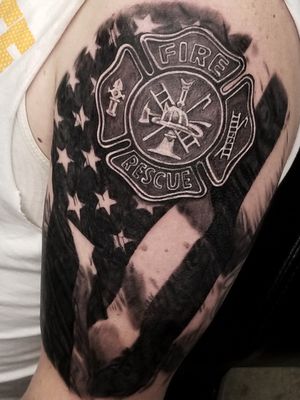 In honor of firefighters. #firefighter #firefightertattoo #americanflag #americanflagtattoo #realism #realistictattoo #blackandgrey #blackandgreytattoo #guyswithtattoos #knoxville #knoxvilletattoo