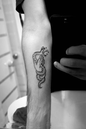 Don't trust the snake#snake #snakes #snaketattoo #tattoooftheday #tattoo #besttattoo #sassari #black 