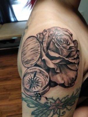 Rose and compass tattoo#Rose #tattoo #rosetattoo #roseandcompass #flower #naturetattoo #traveller #ruusutatuointi #mustaharmaatatuointi #tattooed #inkedgirls 